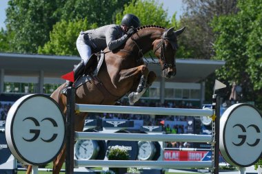 19 Mayıs 2024 tarihinde Madrid, Madrid 'de bulunan Campo Villa de Madrid Kulübü' nde düzenlenen Longines Global Şampiyonlar Turu sırasında görev yapan bir binici..