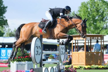 19 Mayıs 2024 tarihinde Madrid, Madrid 'de bulunan Campo Villa de Madrid Kulübü' nde düzenlenen Longines Global Şampiyonlar Turu sırasında görev yapan bir binici..