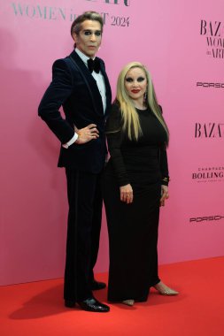 Alaska ve Mario Vaquerizo, 20 Mayıs 2024 'te Madrid' deki Thyssen-Bornemisza Müzesi 'nde düzenlenen Thyssen BAZAAR' daki Kadınlar ödül galasına katıldılar.