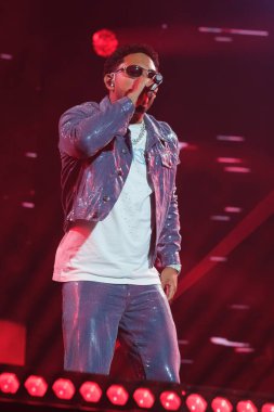 Şarkıcı Myke Towers 21 Mayıs 2024 'te İspanya' da WiZink Center 'da verdiği konserde performans sergiliyor.