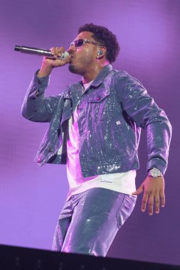 Şarkıcı Myke Towers 21 Mayıs 2024 'te İspanya' da WiZink Center 'da verdiği konserde performans sergiliyor.