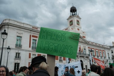 Madrid 'in merkezinde 21 Mayıs 2024' te İspanya 'nın Madrid kentinde düzenlenen bir halk eğitim ayini sırasında düzinelerce insan protesto etti..