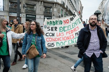 Madrid 'in merkezinde 21 Mayıs 2024' te İspanya 'nın Madrid kentinde düzenlenen bir halk eğitim ayini sırasında düzinelerce insan protesto etti..