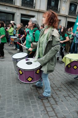 Madrid 'in merkezinde 21 Mayıs 2024' te İspanya 'nın Madrid kentinde düzenlenen bir halk eğitim ayini sırasında düzinelerce insan protesto etti..