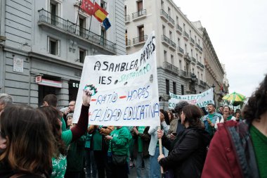 Madrid 'in merkezinde 21 Mayıs 2024' te İspanya 'nın Madrid kentinde düzenlenen bir halk eğitim ayini sırasında düzinelerce insan protesto etti..