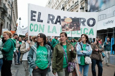 Madrid 'in merkezinde 21 Mayıs 2024' te İspanya 'nın Madrid kentinde düzenlenen bir halk eğitim ayini sırasında düzinelerce insan protesto etti..