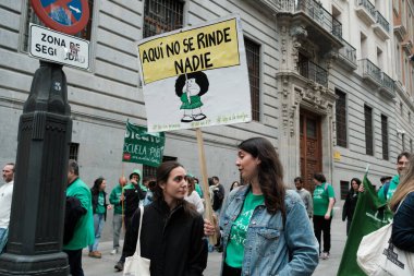 Madrid 'in merkezinde 21 Mayıs 2024' te İspanya 'nın Madrid kentinde düzenlenen bir halk eğitim ayini sırasında düzinelerce insan protesto etti..