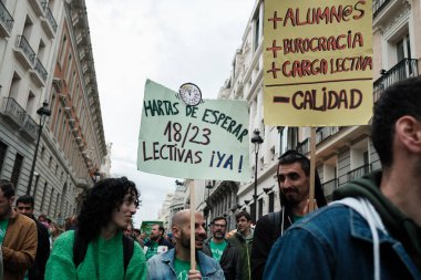 Madrid 'in merkezinde 21 Mayıs 2024' te İspanya 'nın Madrid kentinde düzenlenen bir halk eğitim ayini sırasında düzinelerce insan protesto etti..