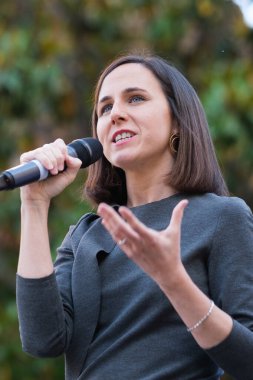 İone Belarra Podems Partisi, Podems 'in seçim kampanyasının başlangıcında, 23 Mayıs 2024 tarihinde İspanya' nın Madrid kentinde Arturo Barea meydanında,.