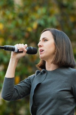 İone Belarra Podems Partisi, Podems 'in seçim kampanyasının başlangıcında, 23 Mayıs 2024 tarihinde İspanya' nın Madrid kentinde Arturo Barea meydanında,.