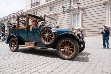 Madrid 'de Madrid Kraliyet Sarayı Plaza de Oriente' de 25 Mayıs 2024 'te yapılan klasik ve antika araba toplantıları.