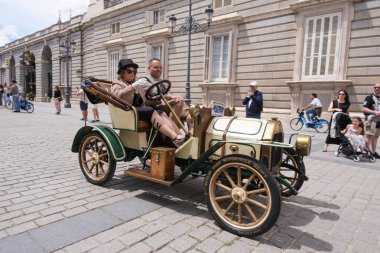 Madrid 'de Madrid Kraliyet Sarayı Plaza de Oriente' de 25 Mayıs 2024 'te yapılan klasik ve antika araba toplantıları.