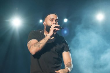 Porto Rikolu şarkıcı Eladio Carrion, 25 Mayıs 2024 tarihinde İspanya 'nın Madrid şehrinde gerçekleştirilen Wizink Center' da Sol Maria Tour sırasında sahne aldı.