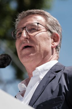 Halk Partisi genel başkanı Alberto Nuez Feijoo, 26 Mayıs 2024 tarihinde İspanya 'nın Madrid kentinde Puerta de Alcala' da genel af yasasına karşı bir emonasyon sırasında