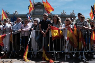 26 Mayıs 2024 'te İspanya' nın Madrid kentinde Puerta de Alcala 'daki genel af yasasına karşı düzenlenen gösteride İspanyol bayraklı protestocular.