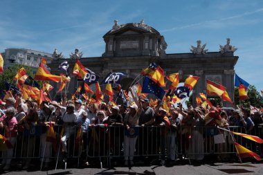 26 Mayıs 2024 'te İspanya' nın Madrid kentinde Puerta de Alcala 'daki genel af yasasına karşı düzenlenen gösteride İspanyol bayraklı protestocular.