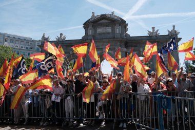 26 Mayıs 2024 'te İspanya' nın Madrid kentinde Puerta de Alcala 'daki genel af yasasına karşı düzenlenen gösteride İspanyol bayraklı protestocular.