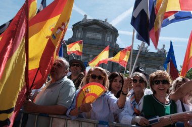 26 Mayıs 2024 'te İspanya' nın Madrid kentinde Puerta de Alcala 'daki genel af yasasına karşı düzenlenen gösteride İspanyol bayraklı protestocular.