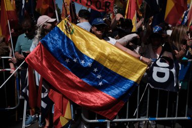 26 Mayıs 2024 'te İspanya' nın Madrid kentinde Puerta de Alcala 'daki genel af yasasına karşı düzenlenen gösteride İspanyol bayraklı protestocular.