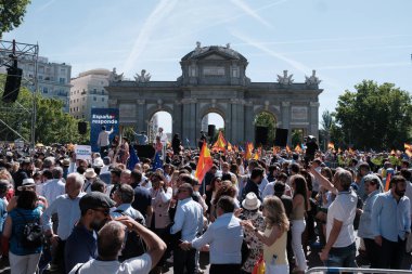 26 Mayıs 2024 'te İspanya' nın Madrid kentinde Puerta de Alcala 'daki genel af yasasına karşı düzenlenen gösteride İspanyol bayraklı protestocular.