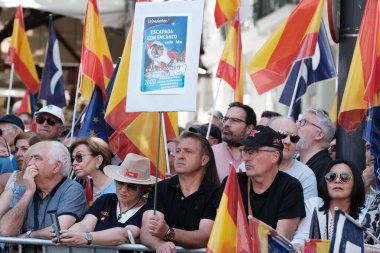 26 Mayıs 2024 'te İspanya' nın Madrid kentinde Puerta de Alcala 'daki genel af yasasına karşı düzenlenen gösteride İspanyol bayraklı protestocular.