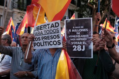 26 Mayıs 2024 'te İspanya' nın Madrid kentinde Puerta de Alcala 'daki genel af yasasına karşı düzenlenen gösteride İspanyol bayraklı protestocular.