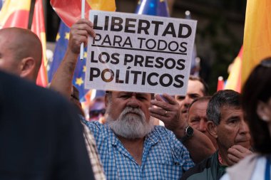 26 Mayıs 2024 'te İspanya' nın Madrid kentinde Puerta de Alcala 'daki genel af yasasına karşı düzenlenen gösteride İspanyol bayraklı protestocular.