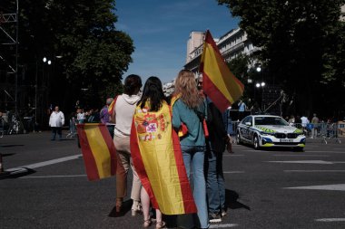 26 Mayıs 2024 'te İspanya' nın Madrid kentinde Puerta de Alcala 'daki genel af yasasına karşı düzenlenen gösteride İspanyol bayraklı protestocular.