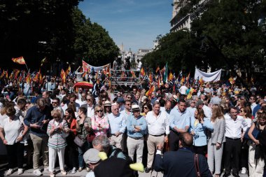 26 Mayıs 2024 'te İspanya' nın Madrid kentinde Puerta de Alcala 'daki genel af yasasına karşı düzenlenen gösteride İspanyol bayraklı protestocular.