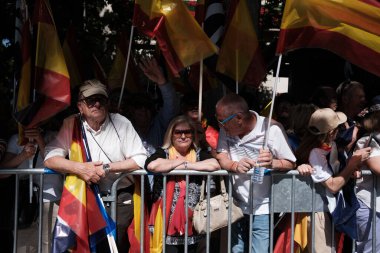 26 Mayıs 2024 'te İspanya' nın Madrid kentinde Puerta de Alcala 'daki genel af yasasına karşı düzenlenen gösteride İspanyol bayraklı protestocular.