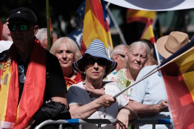 26 Mayıs 2024 'te İspanya' nın Madrid kentinde Puerta de Alcala 'daki genel af yasasına karşı düzenlenen gösteride İspanyol bayraklı protestocular.