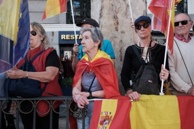 26 Mayıs 2024 'te İspanya' nın Madrid kentinde Puerta de Alcala 'daki genel af yasasına karşı düzenlenen gösteride İspanyol bayraklı protestocular.