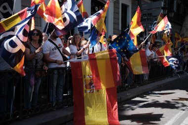 26 Mayıs 2024 'te İspanya' nın Madrid kentinde Puerta de Alcala 'daki genel af yasasına karşı düzenlenen gösteride İspanyol bayraklı protestocular.