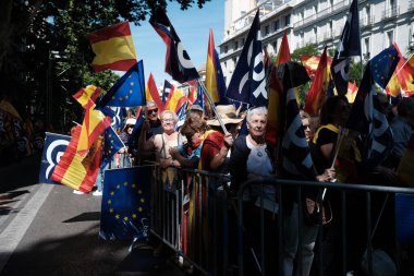 26 Mayıs 2024 'te İspanya' nın Madrid kentinde Puerta de Alcala 'daki genel af yasasına karşı düzenlenen gösteride İspanyol bayraklı protestocular.