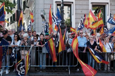 26 Mayıs 2024 'te İspanya' nın Madrid kentinde Puerta de Alcala 'daki genel af yasasına karşı düzenlenen gösteride İspanyol bayraklı protestocular.
