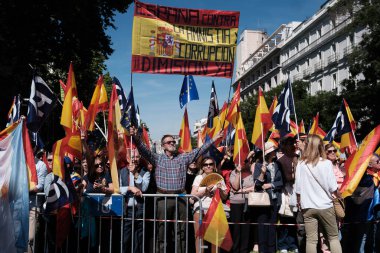 26 Mayıs 2024 'te İspanya' nın Madrid kentinde Puerta de Alcala 'daki genel af yasasına karşı düzenlenen gösteride İspanyol bayraklı protestocular.