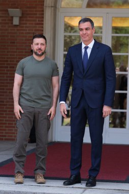 Başbakan Pedro Sanchez Ukrayna Cumhurbaşkanı Volodimir Zelenski 'yi 27 Mayıs 2024' te İspanya 'nın Madrid kentinde Moncloa Sarayı' nda karşıladı..