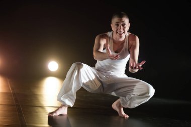 Aktris Ondina Maldonado, 28 Mayıs 2024 'te Madrid' deki Canal Theatre 'da oynanan' Cinsiyet Yok 'oyununda performans sergiliyor.