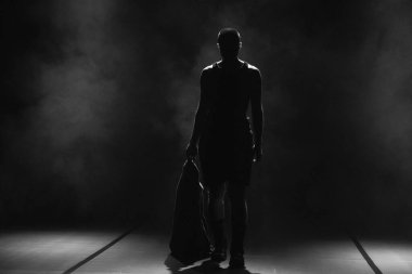 Aktris Ondina Maldonado, 28 Mayıs 2024 'te Madrid' deki Canal Theatre 'da oynanan' Cinsiyet Yok 'oyununda performans sergiliyor.