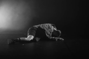 Aktris Ondina Maldonado, 28 Mayıs 2024 'te Madrid' deki Canal Theatre 'da oynanan' Cinsiyet Yok 'oyununda performans sergiliyor.