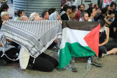 Madrid 'in Atocha tren istasyonundaki oturma eylemi sırasında göstericiler Filistin' deki savaşa son verilmesi çağrısında bulundular. 28 Mayıs 2924 İspanya