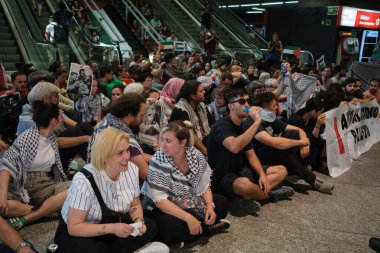 Madrid 'in Atocha tren istasyonundaki oturma eylemi sırasında göstericiler Filistin' deki savaşa son verilmesi çağrısında bulundular. 28 Mayıs 2924 İspanya