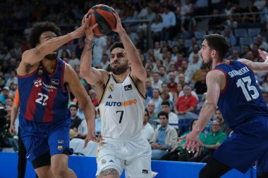 Real Madrid 'den Facundo Campazzo! İspanya Ligi ACB yarı final maçı sırasında Real Madrid ile FC Barcelona arasında 29 Mayıs 2024 tarihinde Madrid, İspanya' da oynanmıştır..