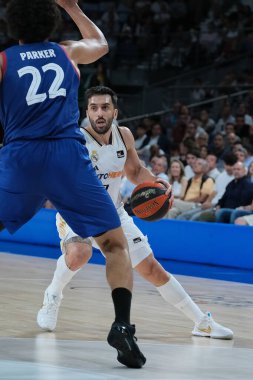 Real Madrid 'den Facundo Campazzo! İspanya Ligi ACB yarı final maçı sırasında Real Madrid ile FC Barcelona arasında 29 Mayıs 2024 tarihinde Madrid, İspanya' da oynanmıştır..