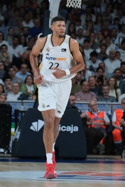 Real Madrid 'den Edy Tavares, İspanya Ligi ACB yarı final maçı sırasında Real Madrid ile FC Barcelona arasında 29 Mayıs 2024 tarihinde İspanya' nın başkenti Madrid 'de oynanmıştır..