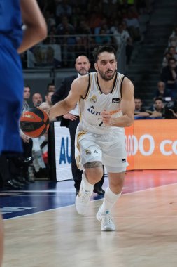 Real Madrid 'den Facundo Campazzo! İspanya Ligi ACB yarı final maçı sırasında Real Madrid ile FC Barcelona arasında 29 Mayıs 2024 tarihinde Madrid, İspanya' da oynanmıştır..