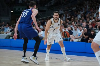 Real Madrid 'den Facundo Campazzo! İspanya Ligi ACB yarı final maçı sırasında Real Madrid ile FC Barcelona arasında 29 Mayıs 2024 tarihinde Madrid, İspanya' da oynanmıştır..