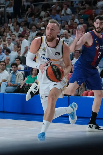 İspanya Ligi ACB yarı final karşılaşmasında Real Madrid 'den Dzanan Musa, 29 Mayıs 2024 tarihinde İspanya' nın Madrid kentinde Wizink 'te Real Madrid ile FC Barcelona arasında yer aldı..