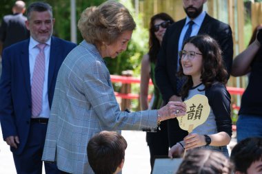 İspanya Kraliçesi Sofya, Madrid Hayvanat Bahçesi 'nin 30 Mayıs 2024' te İspanya 'nın Madrid kentinde düzenlenen iki yeni pandanın sunum törenine başkanlık ediyor.. 