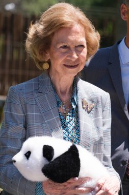 İspanya Kraliçesi Sofya, Madrid Hayvanat Bahçesi 'nin 30 Mayıs 2024' te İspanya 'nın Madrid kentinde düzenlenen iki yeni pandanın sunum törenine başkanlık ediyor.. 